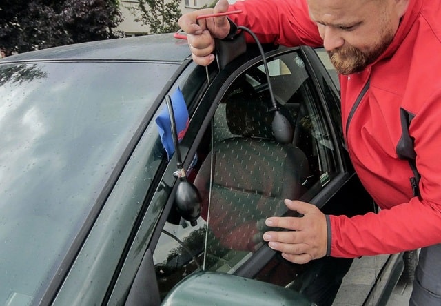 Аварийное открытие замков авто: что это за услуга, особенности, когда пригодится - фото3