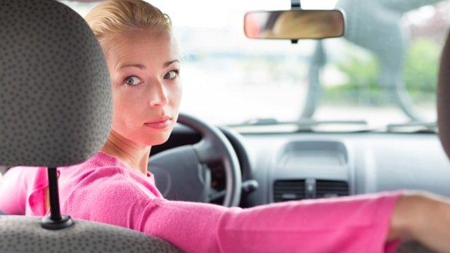 Как научиться сдавать назад на машине: полезные советы - фото2