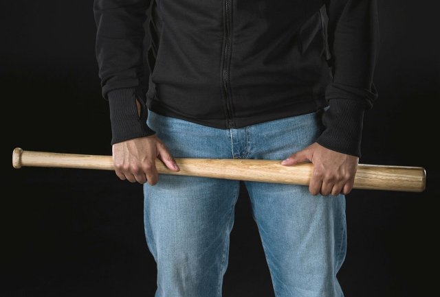 Телескопическая дубинка или бита (бейсбольная): что лучше для самообороны - фото1