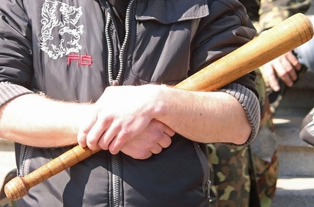 Телескопическая дубинка или бита (бейсбольная): что лучше для самообороны - фото2