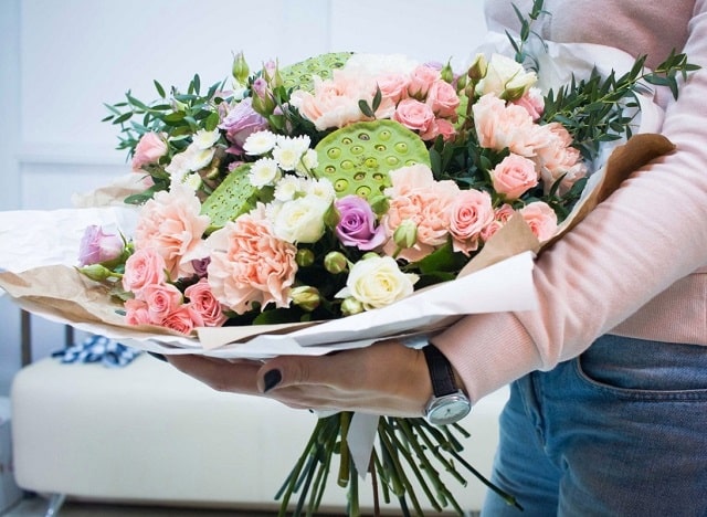 Какие цветы дарят чаще всего: идеи по оформлению букетов, варианты, советы - фото4