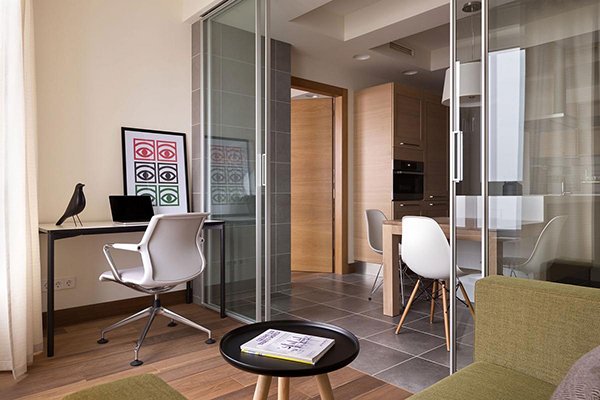 Межкомнатные двери в интерьере квартиры: интересные цвета и решения - фото9