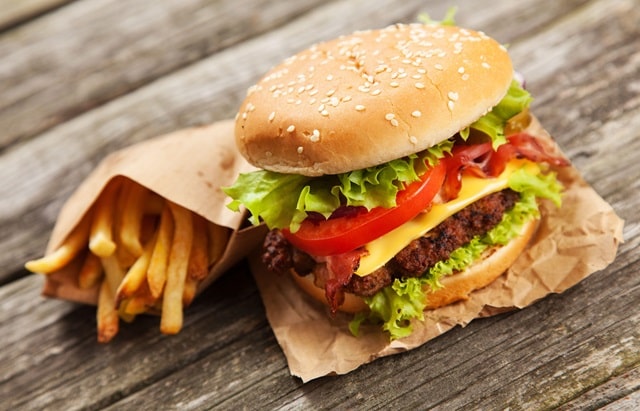 Какие блюда украинцы предпочитают заказывать с доставки - Бургеры и фастфуд