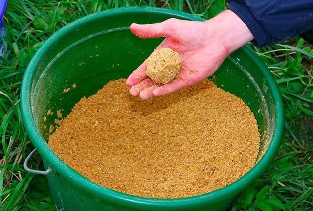 Прикормки для рыбалки: виды, как пользоваться и правильно подобрать - фото4