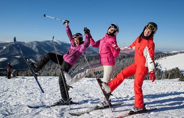 Как лучше одеться девушке для катания на горных лыжах: какая одежда подойдет, полезные советы - фото3