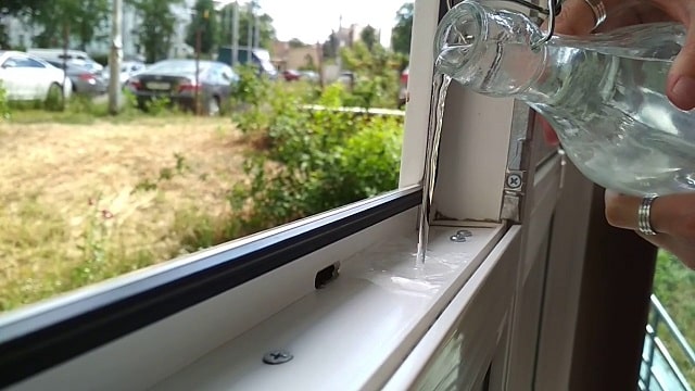 Как ухаживать за пластиковыми окнами - Очистка дренажных отверстий Как ухаживать за пластиковыми окнами - Очистка дренажных отверстий