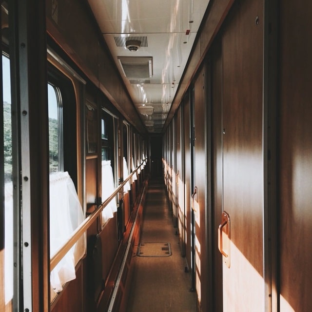 Особенности украинских пассажирских поездов: виды вагонов, плюсы и минусы - фото2