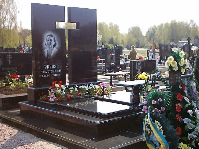 Как выбрать гранитный вертикальный памятник на двоих - фото5 Как выбрать гранитный вертикальный памятник на двоих - фото5