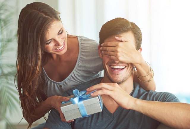 Что подарить мужчине на День рождения: недорого и со вкусом - фото