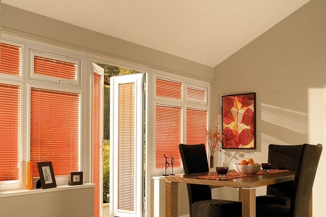 Какие жалюзи лучше выбрать на пластиковые окна для дома - фото3