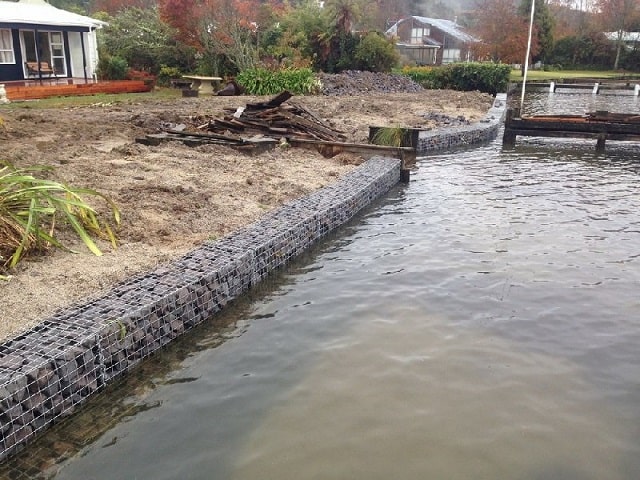 Как происходит укрепление берега: способы и особенности - фото