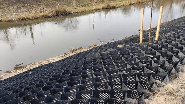 Как происходит укрепление берега: способы и особенности - Георешетка