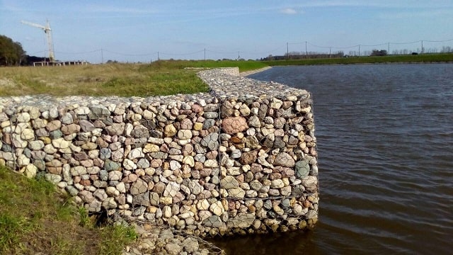 Как происходит укрепление берега: способы и особенности - Габионы