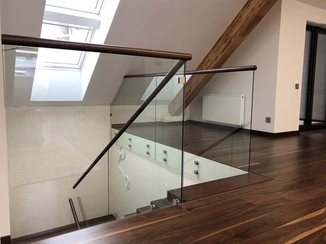 Скляні перила для сходів, балконів і терас: види, особливості, плюси і мінуси - фото1