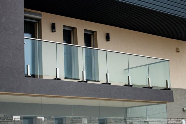 Скляні перила для сходів, балконів і терас: види, особливості, плюси і мінуси - фото2