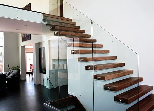 Скляні перила для сходів, балконів і терас: види, особливості, плюси і мінуси - фото3