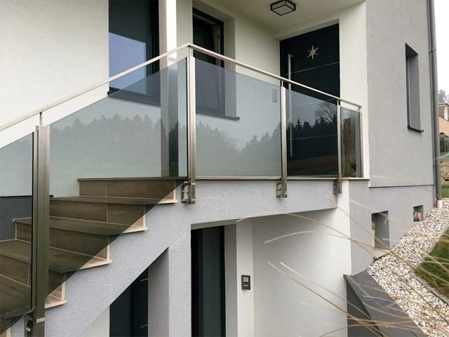 Скляні перила для сходів, балконів і терас: види, особливості, плюси і мінуси - фото4