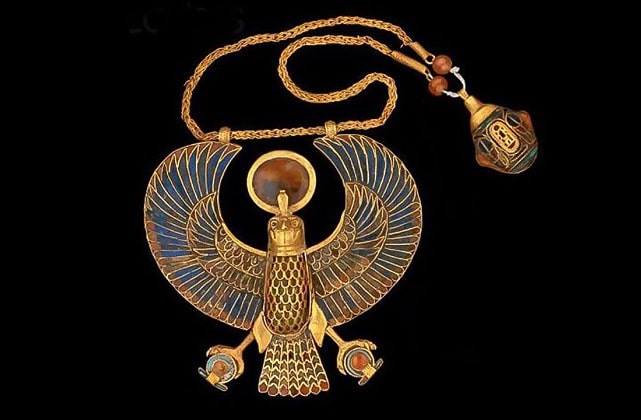 История кулонов и подвесок: от доисторических украшений до наших дней - фото2 История кулонов и подвесок: от доисторических украшений до наших дней - фото2