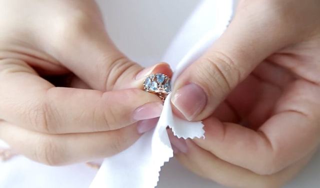 Как почистить золотое кольцо с камнем в домашних условиях - фото1