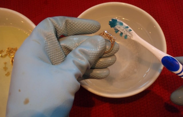 Как почистить золотое кольцо с камнем в домашних условиях - фото2