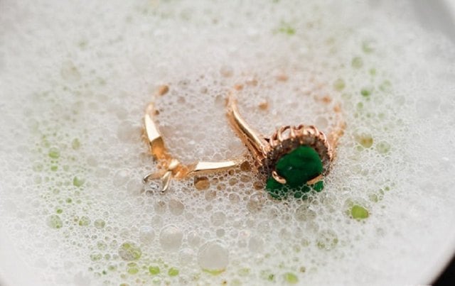 Как почистить золотое кольцо с камнем в домашних условиях - фото3