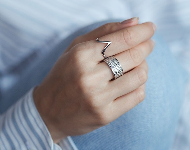 Срібні каблучки: види, що зараз модно, як і з чим носити - фото2