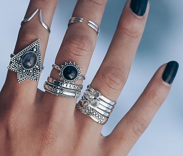 Срібні каблучки: види, що зараз модно, як і з чим носити - фото5