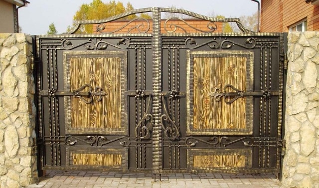 Ворота распашные кованые: преимущества, обзор - фото1