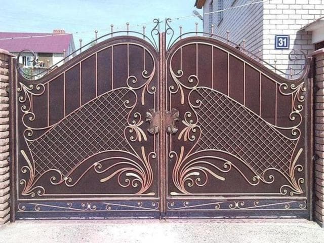 Ворота распашные кованые: преимущества, обзор - фото3
