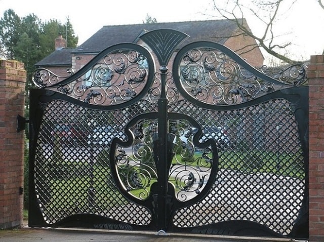Ворота распашные кованые: преимущества, обзор - фото4