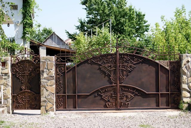 Ворота распашные кованые: преимущества, обзор - фото6