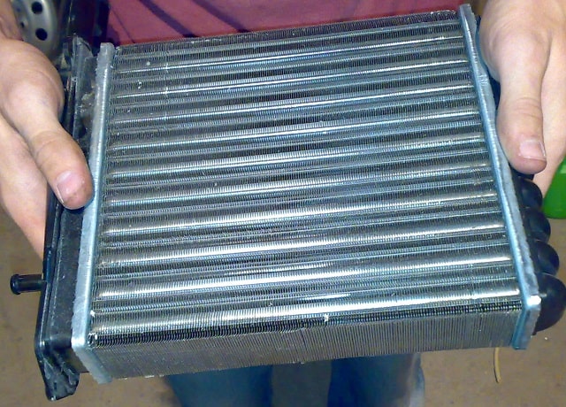 Радиатор отопителя салона: что это такое, как работает, зачем нужен - фото1 Радиатор отопителя салона: что это такое, как работает, зачем нужен - фото1