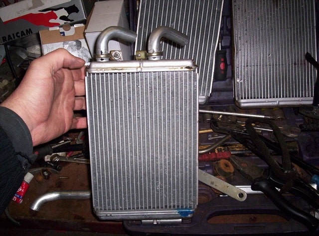 Радиатор отопителя салона: что это такое, как работает, зачем нужен - фото2 Радиатор отопителя салона: что это такое, как работает, зачем нужен - фото2