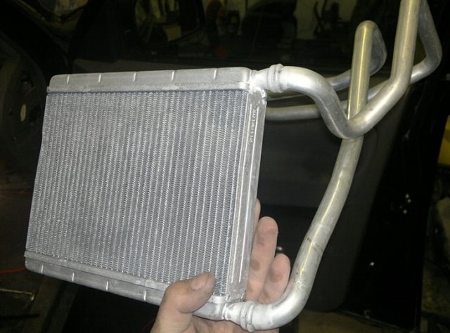 Радиатор отопителя салона: что это такое, как работает, зачем нужен - фото3 Радиатор отопителя салона: что это такое, как работает, зачем нужен - фото3