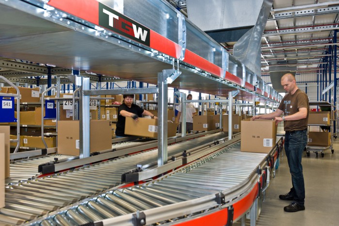 Выбираем роликовый транспортер для склада