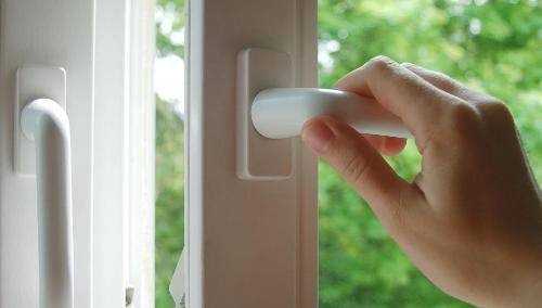 Пластиковое окно открылось сразу в двух положениях. Что делать? - фото 5