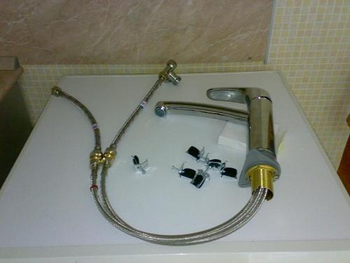 Как смеситель крепится к раковине? - фото 1