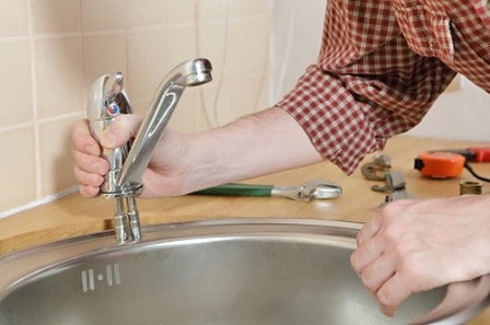 Как смеситель крепится к раковине? - фото