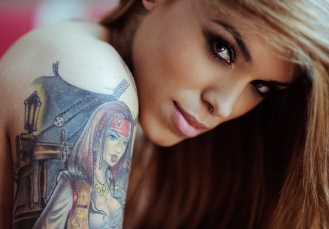 Девушка с тату