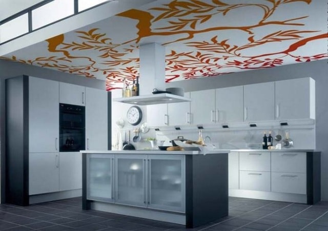 Дизайн натяжных потолков на маленькую кухню - фото7