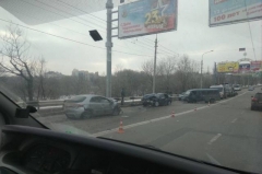 На мосту в Донецке водители двух иномарок устроили гонки, в итоге – ДТП с пострадавшими (фото)