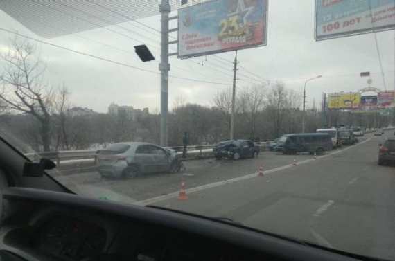 На мосту в Донецке водители двух иномарок устроили гонки, в итоге – ДТП с пострадавшими (фото)