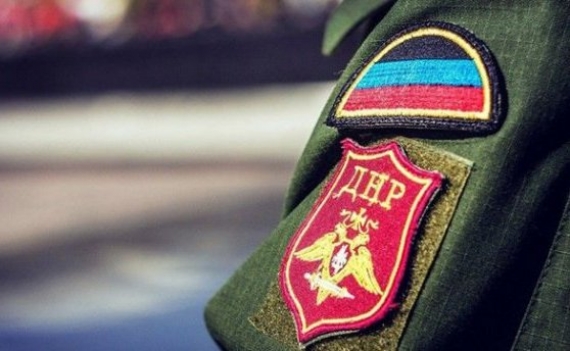 Под Марьинкой боевик разгуливал по селу в форме с нашивками «ДНР»