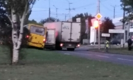 В Донецке столкнулись грузовик, Газель и маршрутка (фото)