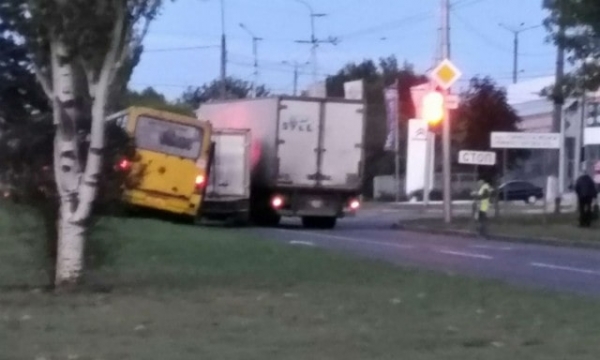 В Донецке столкнулись грузовик, Газель и маршрутка (фото)