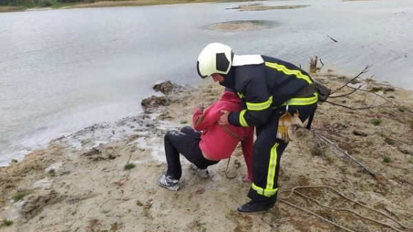 Донецкие спасатели пришли на помощь жителям поселка Часов Яр, попавшим в западню