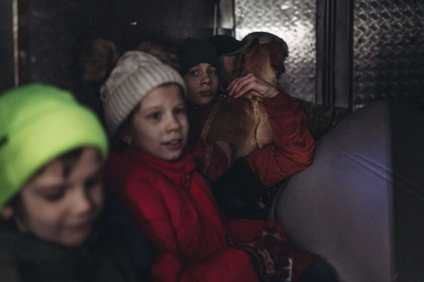 Из Бахмута вывезли многодетную семью, которая жила в подвале