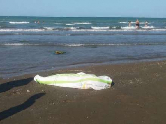 Отдыхающие на побережье Азовского моря достали из воды тела двух мужчин