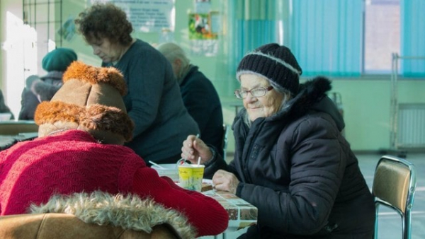 В Славянске работают пять социальных столовых, в Бахмуте переселенцам помогают волонтеры
