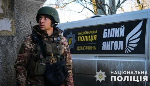 Полицейские под обстрелами эвакуировали раненого жителя Красногоровки